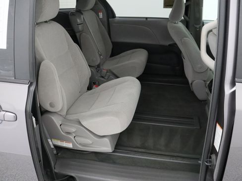 Used 2018 Toyota Sienna LE FWD image 32