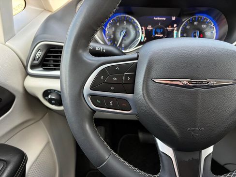 Used 2023 Chrysler Pacifica Touring-L FWD image 18