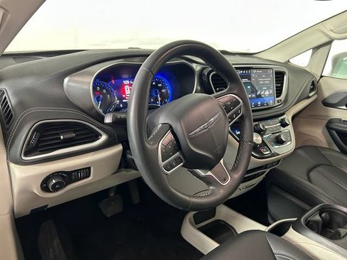 Used 2022 Chrysler Pacifica Touring-L AWD/4WD image 14