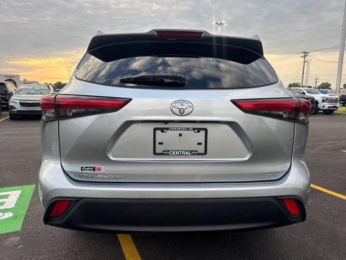 Used 2022 Toyota Highlander XLE FWD image 5