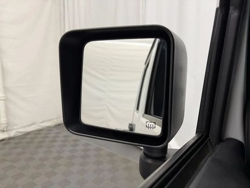 Used 2015 Jeep Wrangler Unlimited Rubicon w/ Connectivity Group AWD/4WD image 13