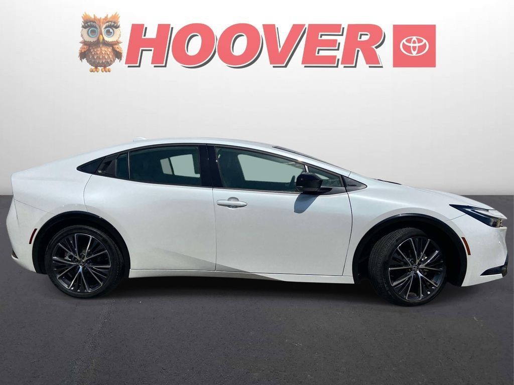 Used 2025 Toyota Prius XLE FWD image 2