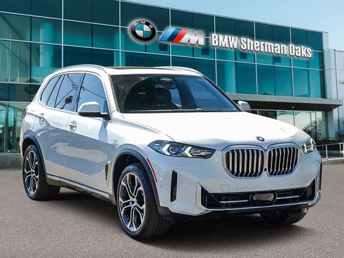 Used 2025 BMW X5 sDrive40i w/ Premium Package image 3