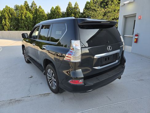 Used 2022 Lexus GX 460 Luxury w/ Accessory Package AWD/4WD image 3
