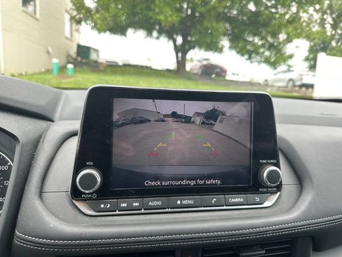 Used 2024 Nissan Rogue S FWD image 18