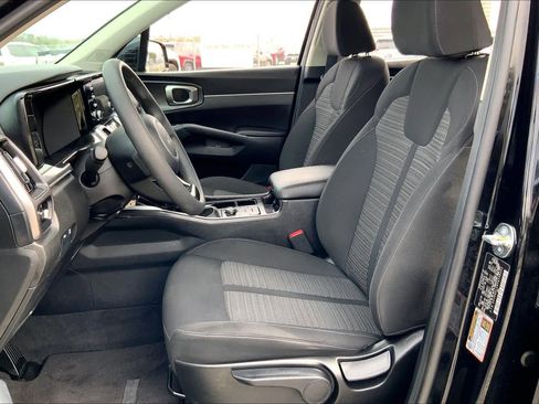 Used 2023 Kia Sorento LX image 7