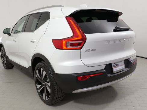 Used 2024 Volvo XC40 B5 Plus w/ Climate Package image 12
