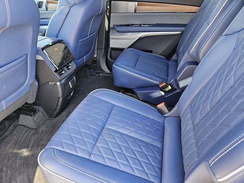 Used 2026 Cadillac Vistiq Premium Luxury image 29