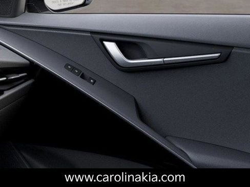 New 2025 Kia Niro SX image 26