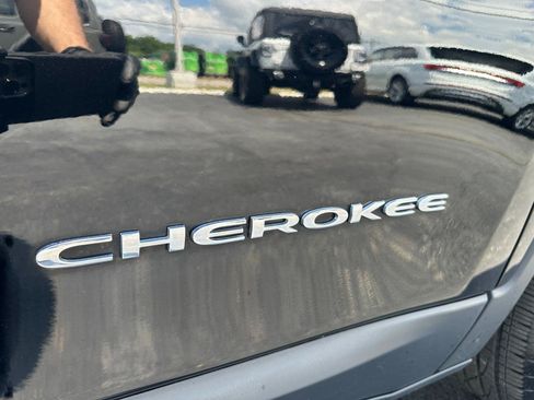 Used 2019 Jeep Cherokee Latitude w/ Popular Appearance Group AWD/4WD image 68