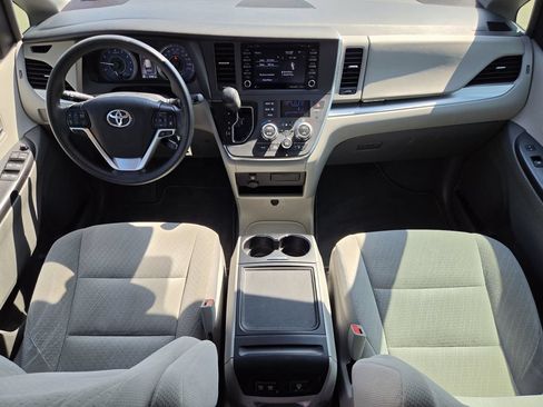Used 2019 Toyota Sienna LE FWD image 12