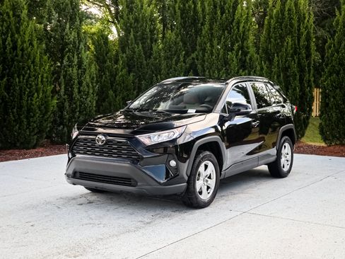 Used 2021 Toyota RAV4 XLE FWD image 5