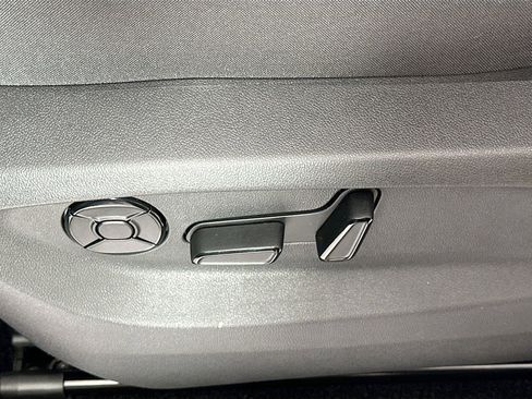 New 2026 Volkswagen Tiguan SE image 17