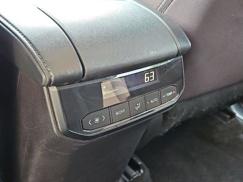 Used 2025 Toyota Highlander LE AWD/4WD image 12