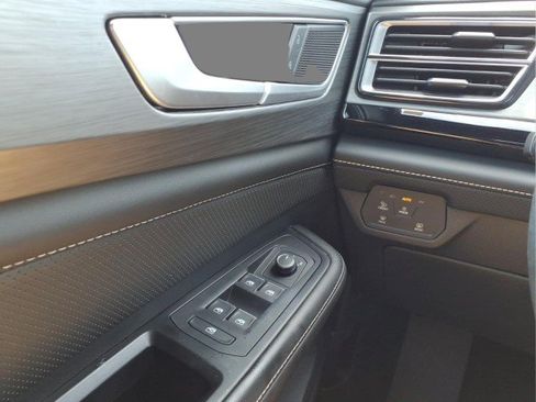 Certified 2024 Volkswagen Atlas Cross Sport SE AWD/4WD image 23