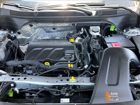 Used 2025 Chevrolet Trax LT FWD image 18