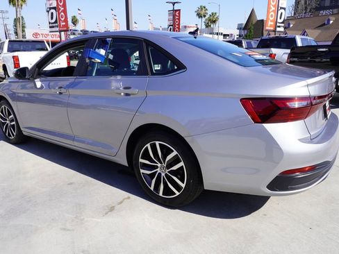 Used 2025 Volkswagen Jetta SE image 5