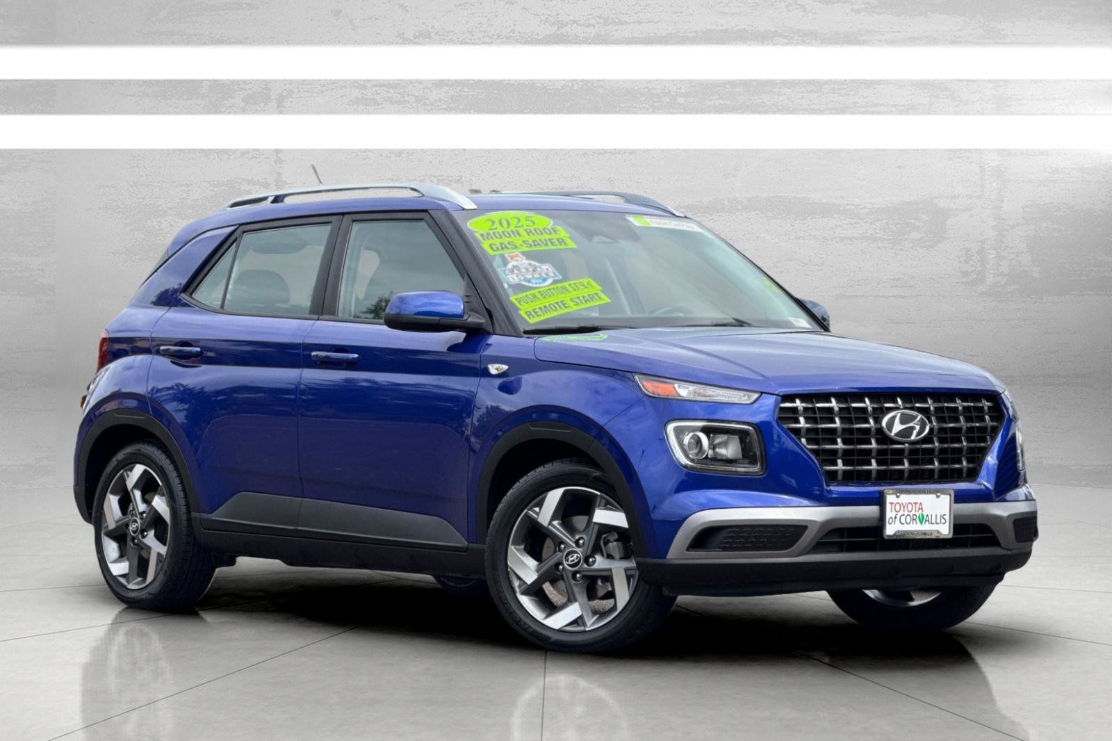Used 2025 Hyundai Venue SEL FWD image 2