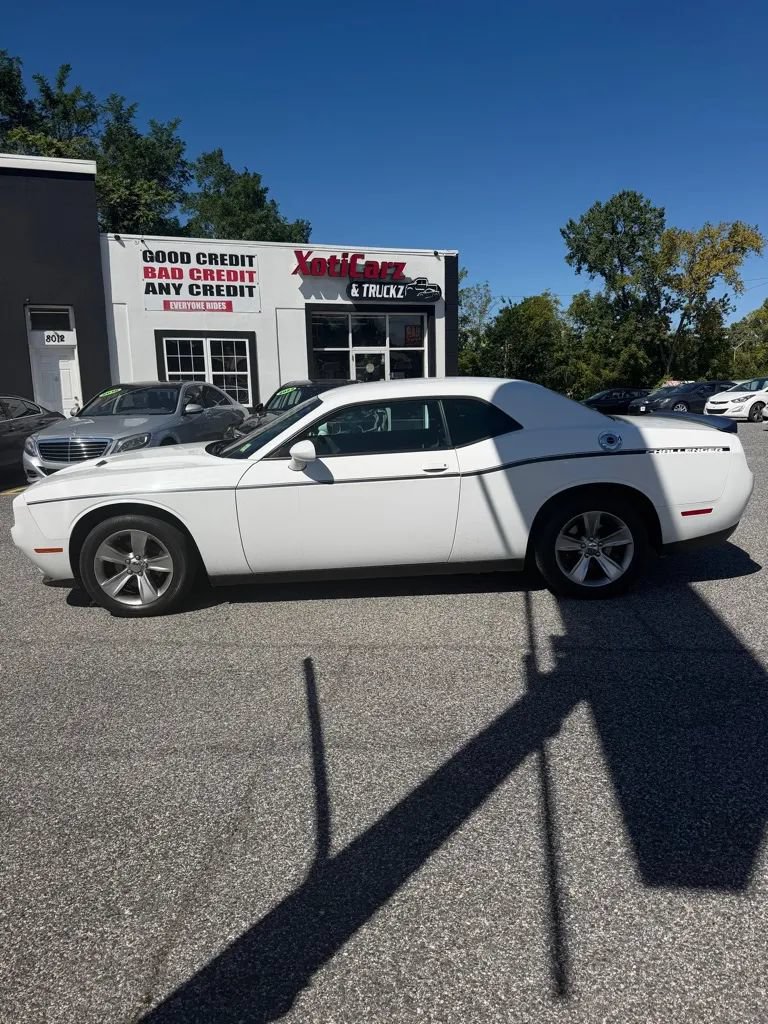 Used 2016 Dodge Challenger SXT RWD image 1