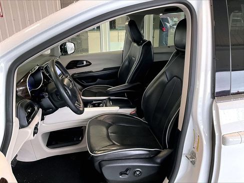 Used 2023 Chrysler Pacifica Limited image 10