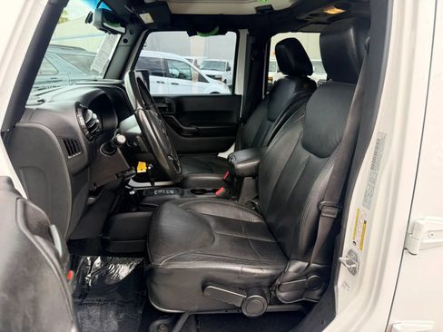 Used 2015 Jeep Wrangler Unlimited Sahara AWD/4WD image 9