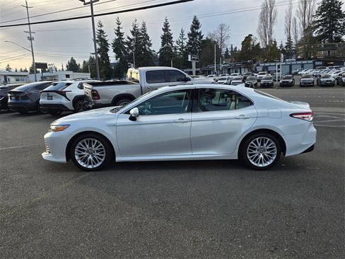 Used 2018 Toyota Camry XLE image 6