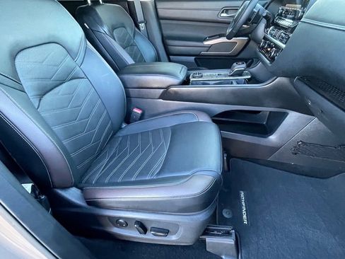 Used 2024 Nissan Pathfinder Platinum w/ Lighting Package (N93) image 11
