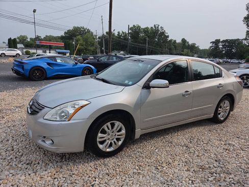 Used 2011 Nissan Altima 2.5 SL w/ Technology Pkg FWD image 2