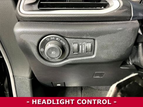 Used 2025 Chrysler Pacifica Select FWD image 36