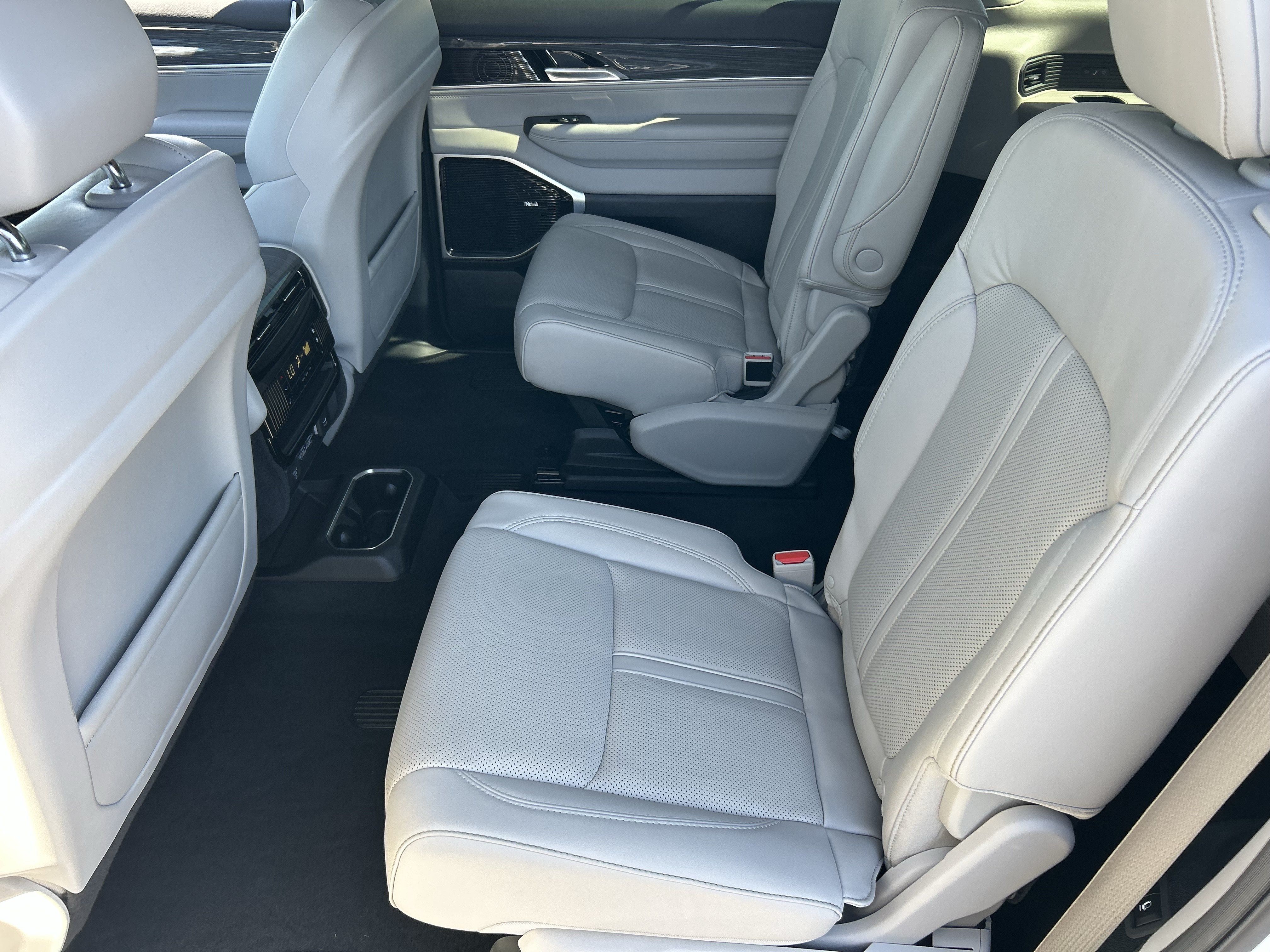 Used 2022 Jeep Wagoneer Series III w/ Premium Group I AWD/4WD image 17