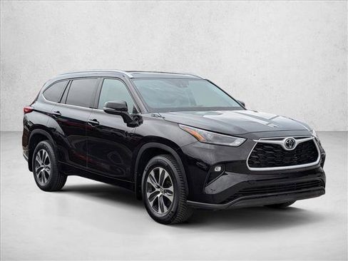 Used 2022 Toyota Highlander XLE AWD/4WD image 3