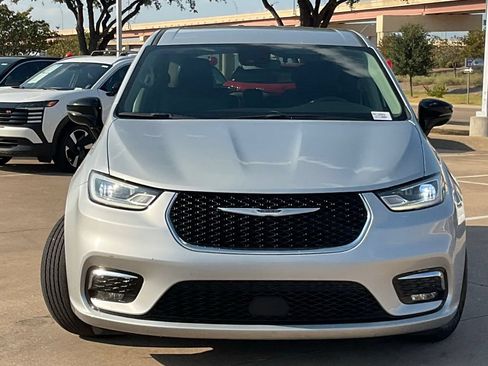 Used 2024 Chrysler Pacifica Touring-L FWD image 2