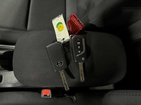 Certified 2025 Toyota Corolla LE image 31