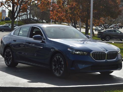 Used 2025 BMW 530i xDrive w/ Premium Package image 5