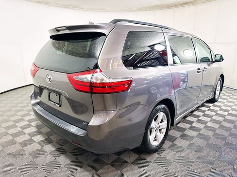 Used 2020 Toyota Sienna LE w/ LE Preferred Package FWD image 3
