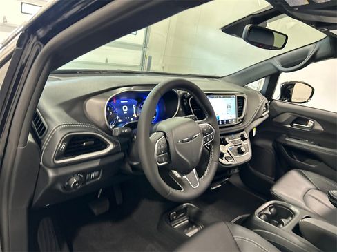 New 2025 Chrysler Pacifica Select image 17