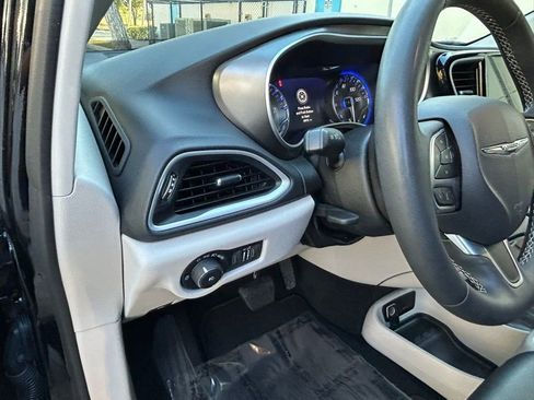 Used 2024 Chrysler Pacifica Touring-L image 18