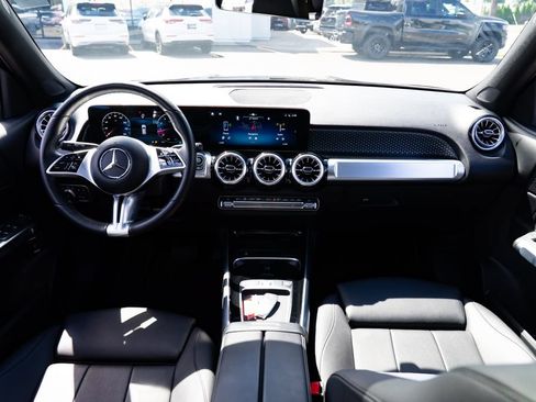 Used 2025 Mercedes-Benz GLB 250 4MATIC image 8