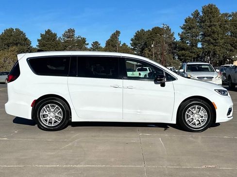 New 2026 Chrysler Pacifica Select image 2