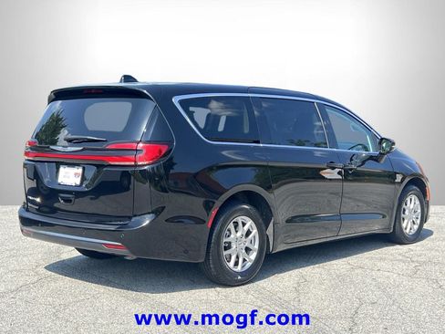 Used 2024 Chrysler Pacifica Touring-L FWD image 3