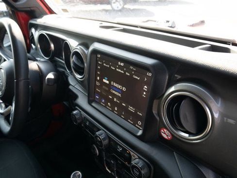 Certified 2023 Jeep Gladiator Overland image 38