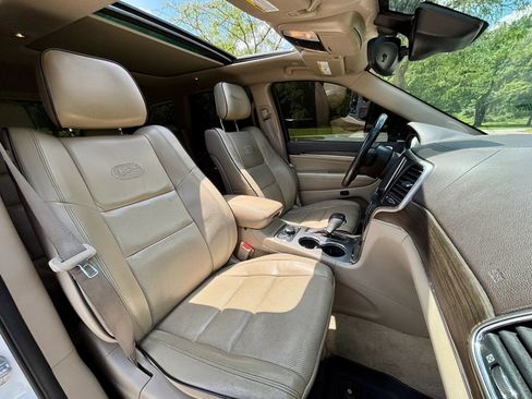 Used 2018 Jeep Grand Cherokee Overland AWD/4WD image 14