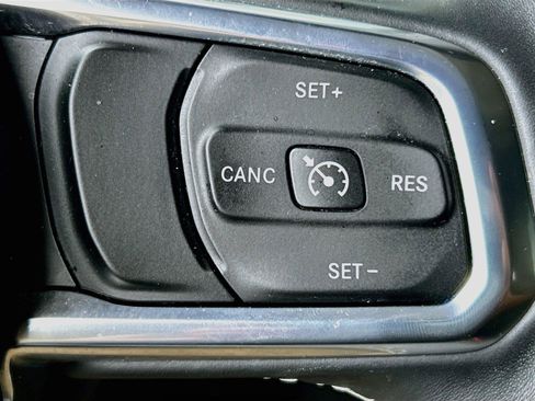 Used 2018 Jeep Wrangler Unlimited Sahara AWD/4WD image 35