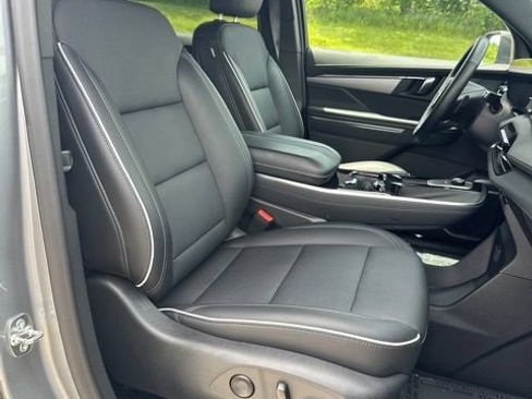 Used 2025 Buick Enclave Preferred AWD/4WD image 40