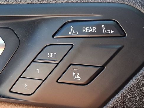 Used 2022 BMW X7 xDrive40i w/ M Sport Package AWD/4WD image 28