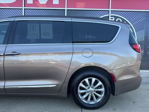 Used 2017 Chrysler Pacifica Touring-L FWD image 14