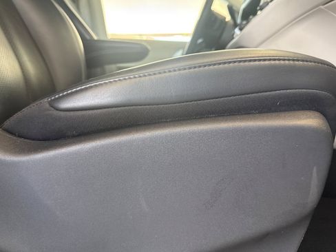 Used 2023 Chrysler Pacifica Touring-L FWD image 24