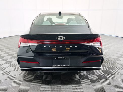 Used 2025 Hyundai Elantra SEL FWD image 4