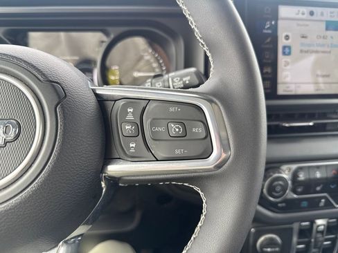 Used 2025 Jeep Wrangler Unlimited Sahara w/ Safety Group image 16