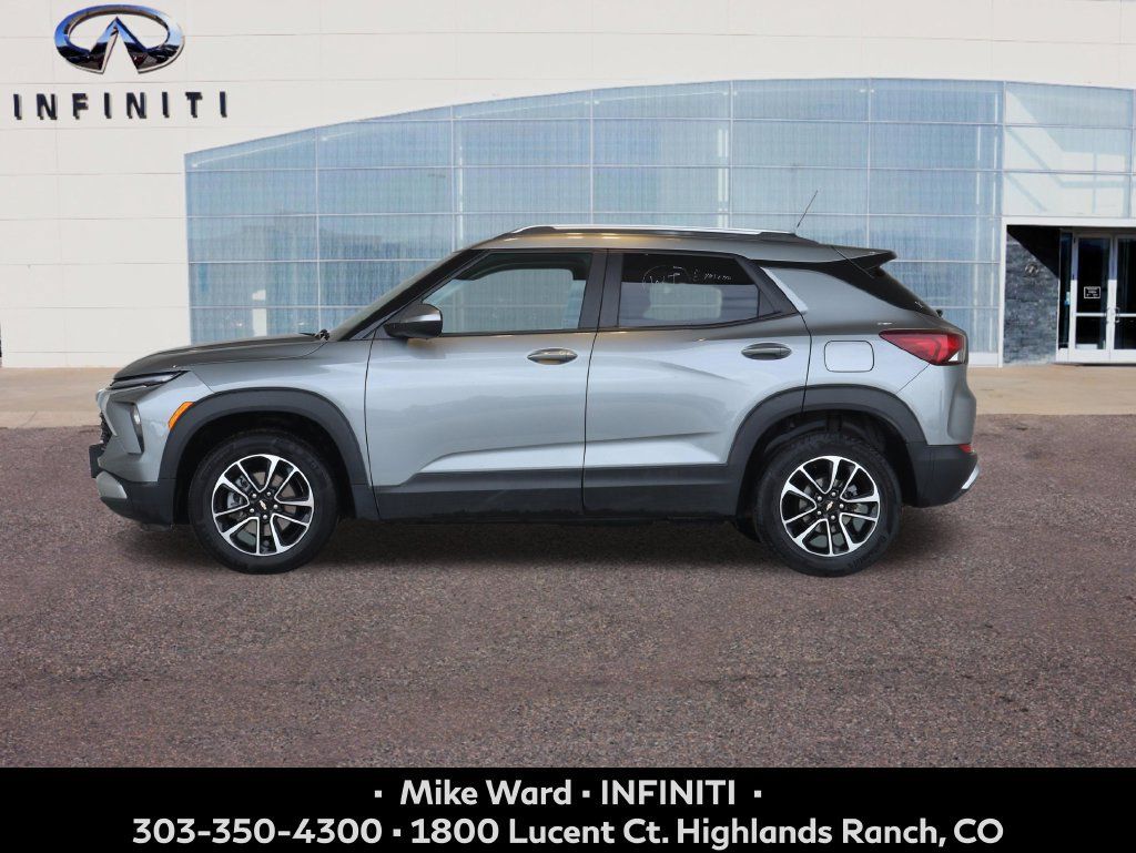 Used 2025 Chevrolet TrailBlazer LT AWD/4WD image 2
